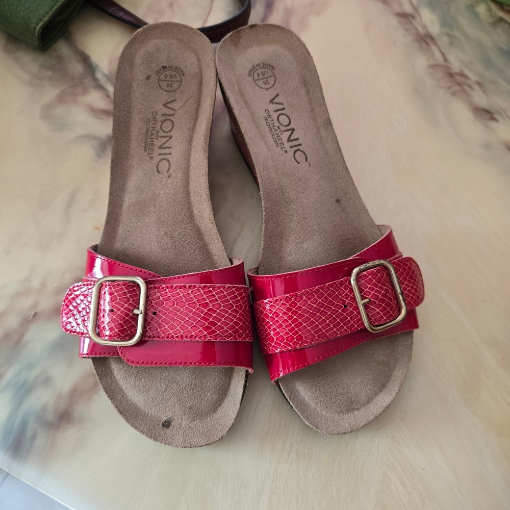 Vionic Orthaheel Red Snake Patent Leather Wedge Sandals Womens 8 Buckle Slides